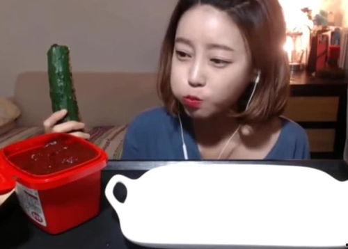 娱乐吃瓜酱韩女